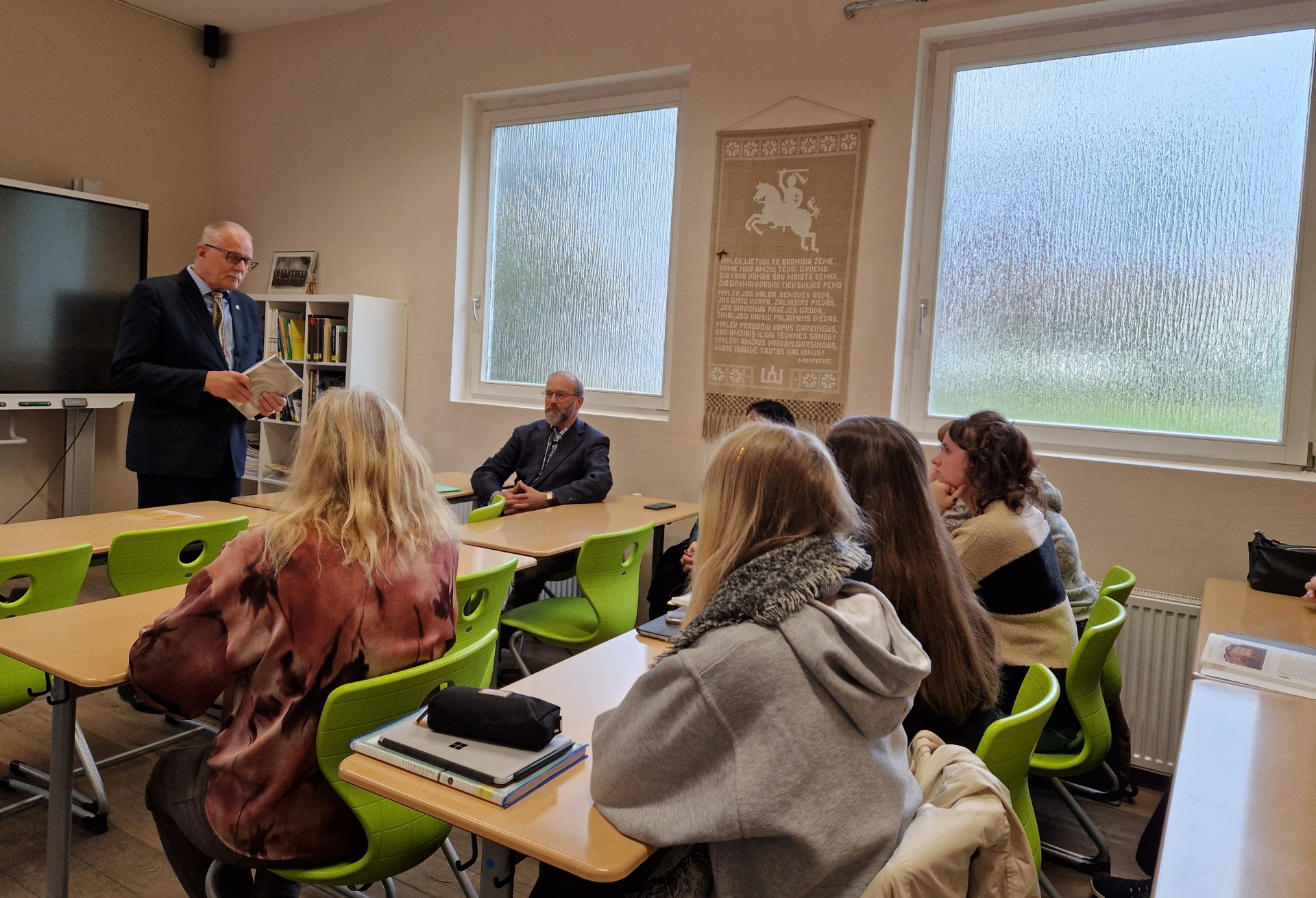 Istorijos pamokos ir gausus knygų kraitis: XXVII knygos mėgėjų draugijos ir kitų organizacijų narių vizitas