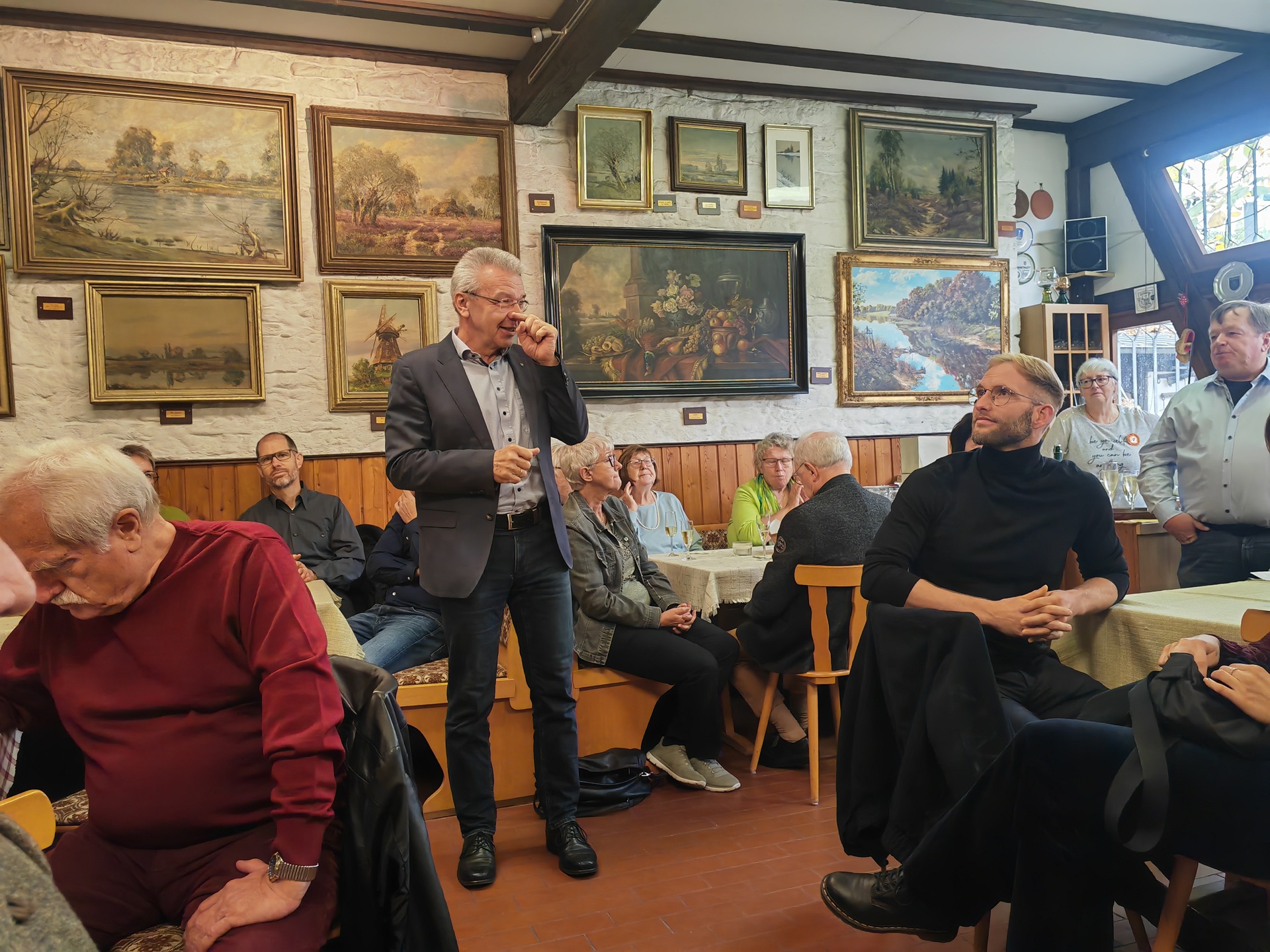 Vasario 16-osios gimnazijos mokiniai dalyvavo Jūratės Batūros Lemkės parodos atidaryme (Foto: I. G. Lendraitienė)