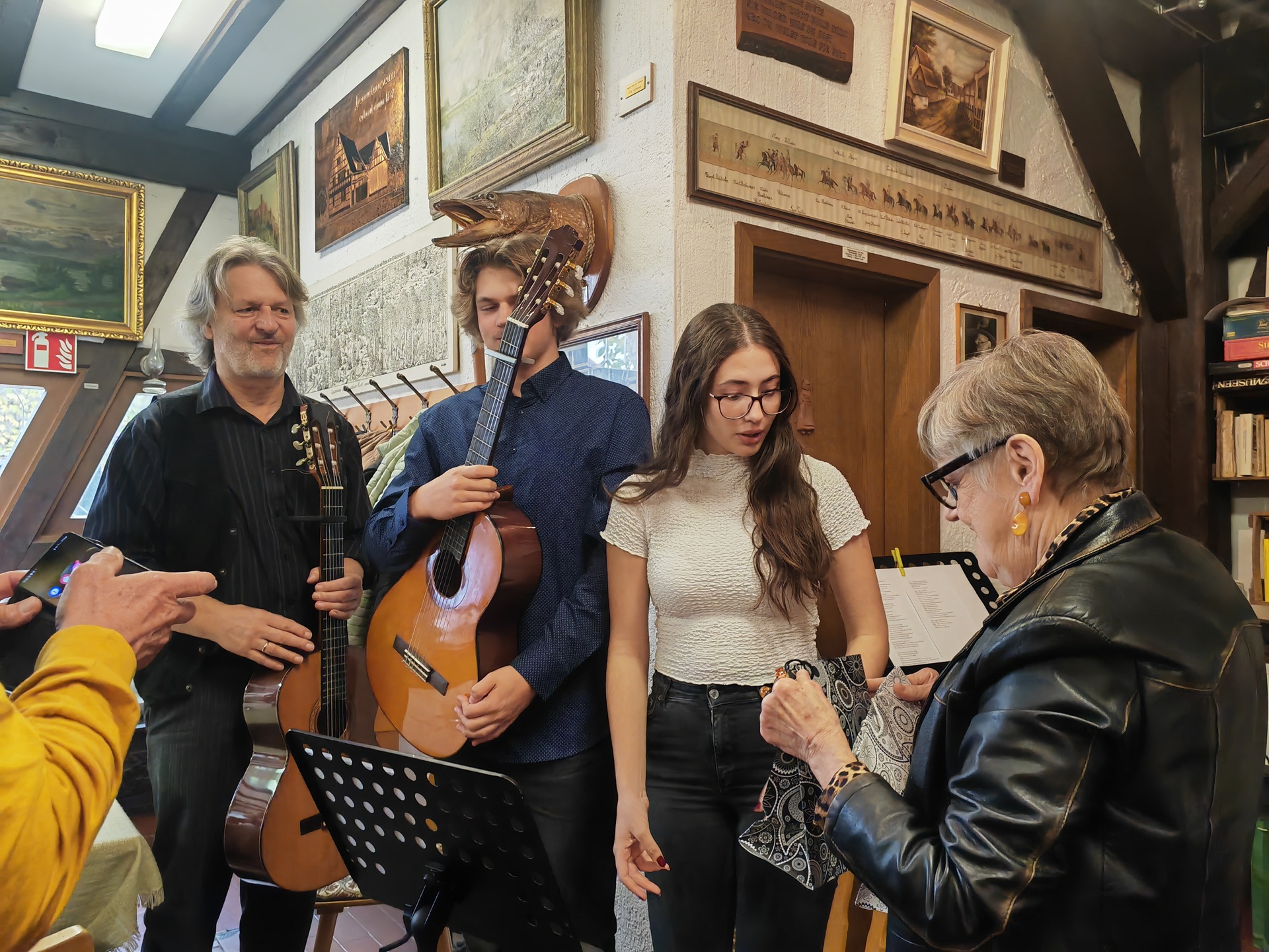 Vasario 16-osios gimnazijos mokiniai dalyvavo Jūratės Batūros Lemkės parodos atidaryme (Foto: I. G. Lendraitienė)