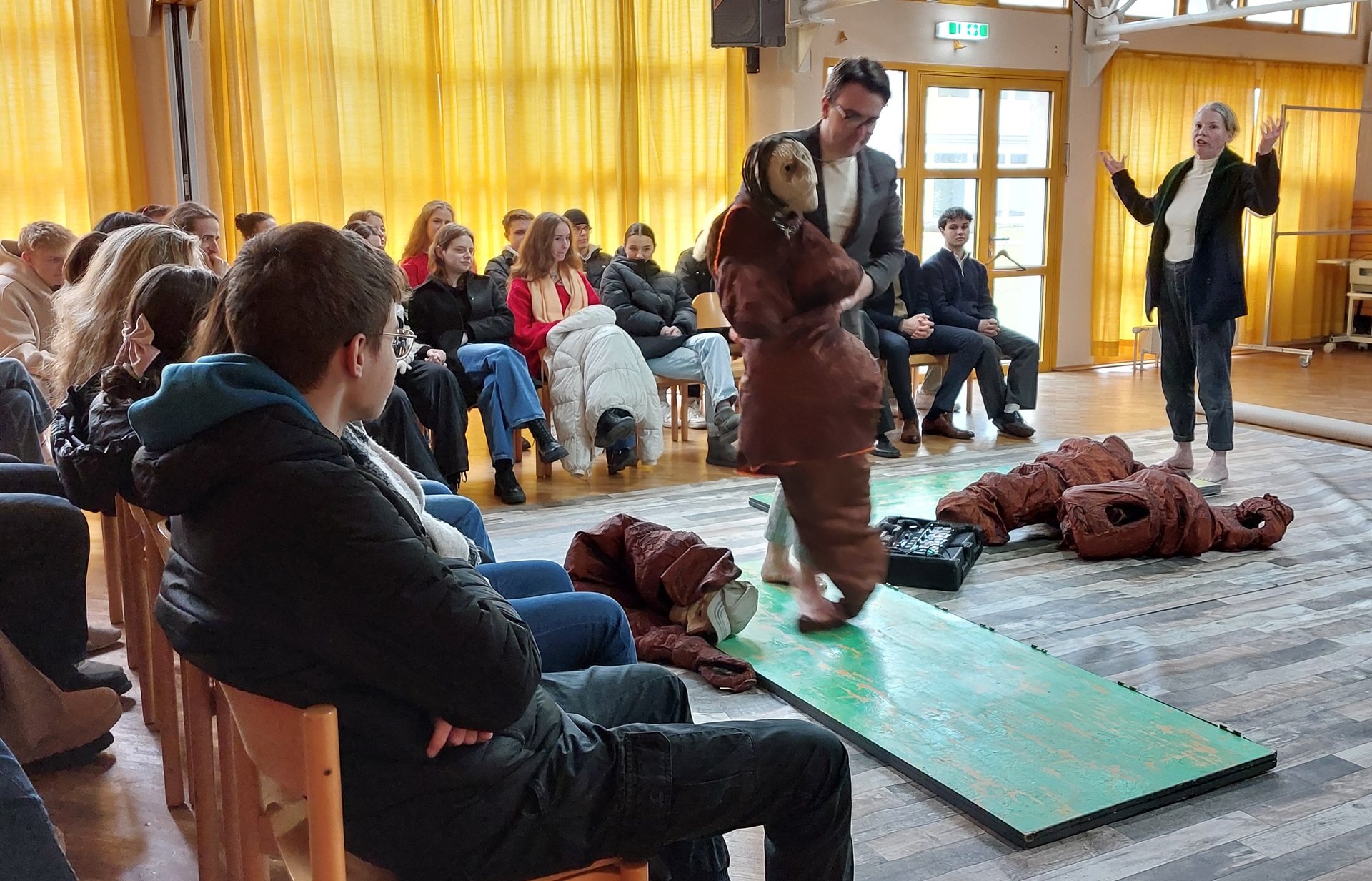 „goethe.faust“ - mobiles Theater im Internatssaal (Foto: Dr. G. Hoffmann)