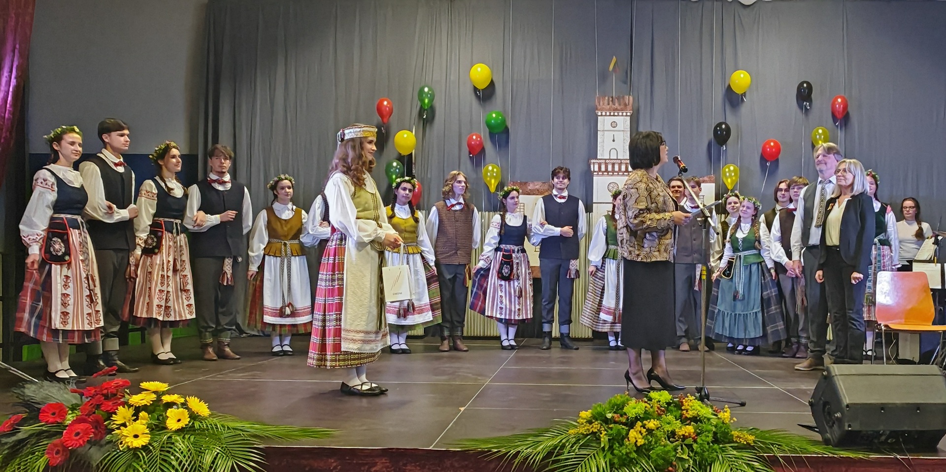 Vasario 16-osios gimnazijos 75-ojo jubiliejaus šventė (Foto: I. G. Lendraitienė)