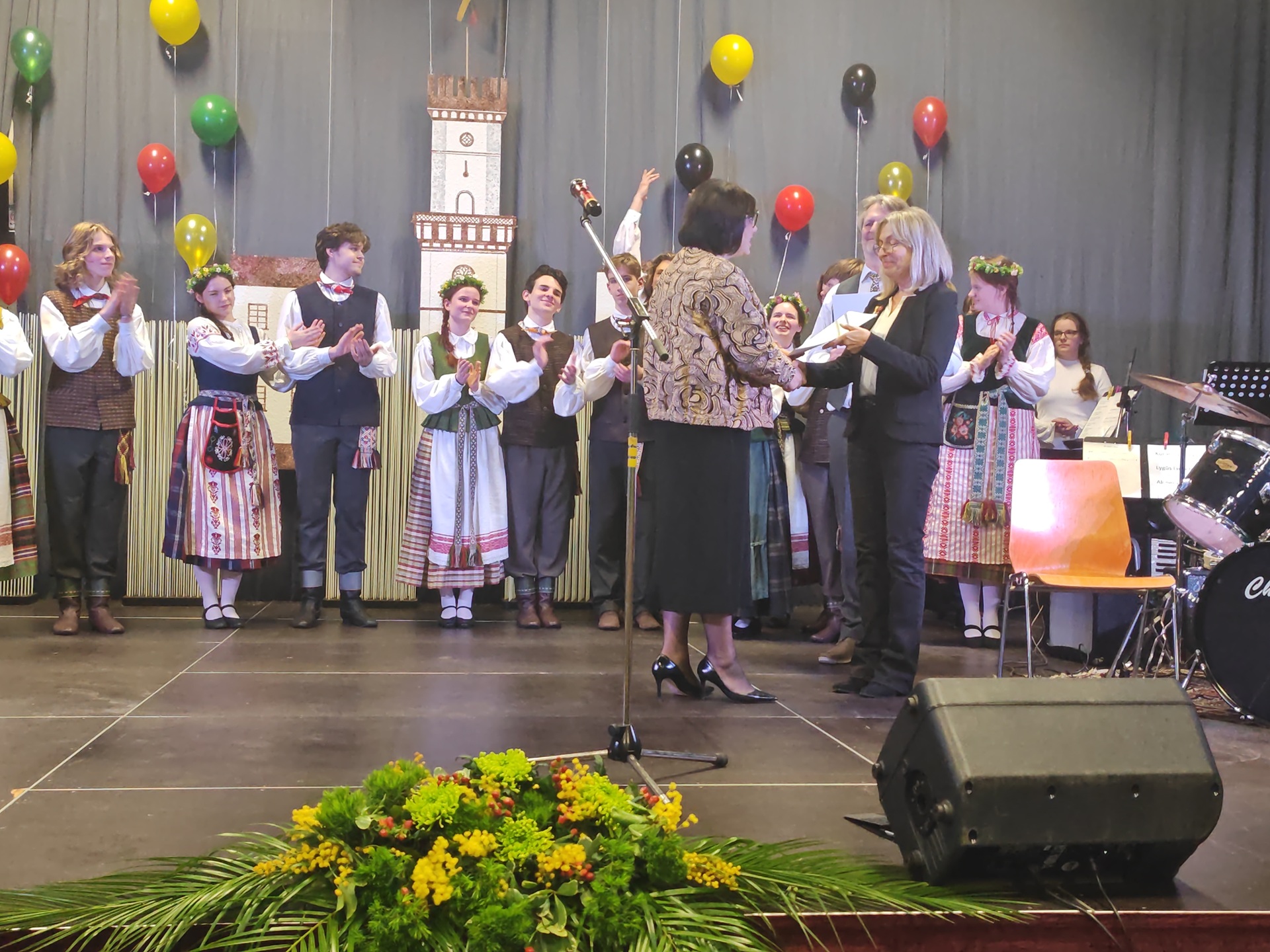 Vasario 16-osios gimnazijos 75-ojo jubiliejaus šventė (Foto: I. G. Lendraitienė)