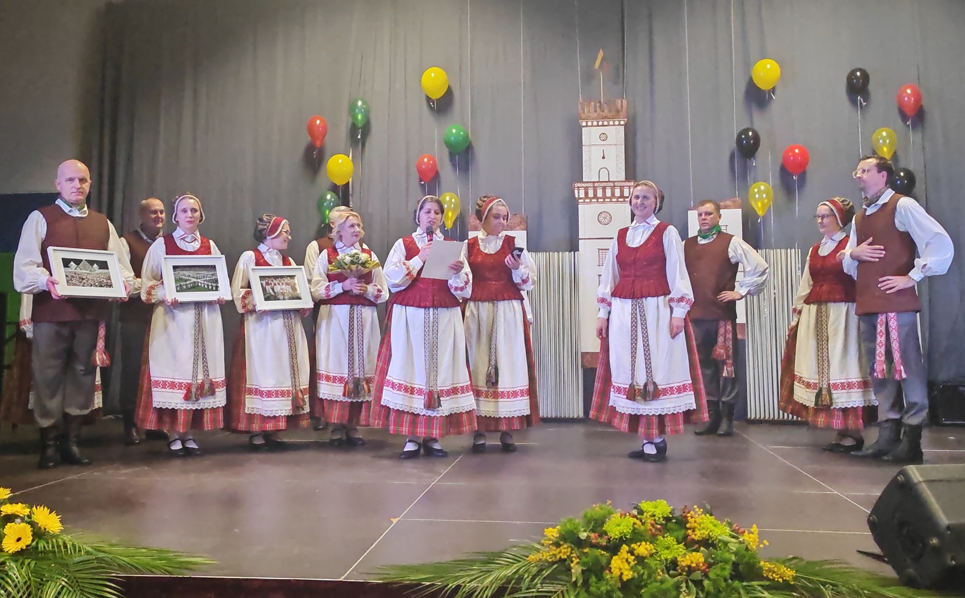 Vasario 16-osios gimnazijos 75-ojo jubiliejaus šventė (Foto: I. G. Lendraitienė)