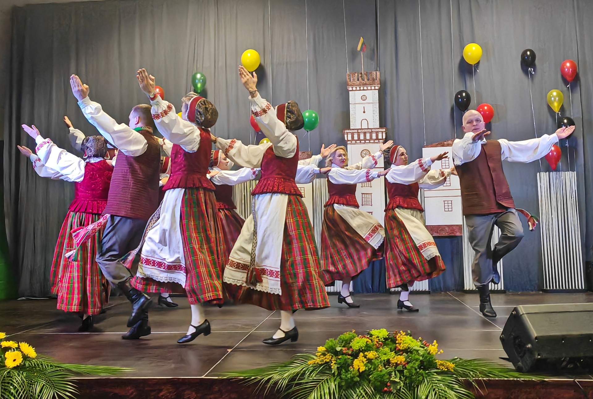 Vasario 16-osios gimnazijos 75-ojo jubiliejaus šventė (Foto: I. G. Lendraitienė)